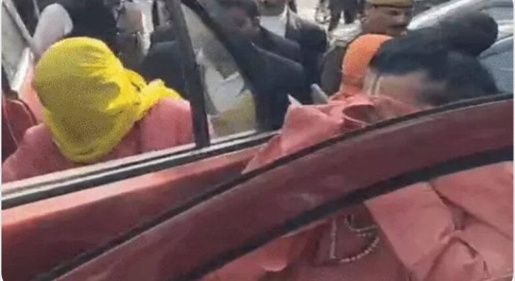 प्रयागराज कोर्ट में सुनवाई के बाद आशुतोष महाराज रोते हुए बाहर निकले, फैसला सुरक्षित