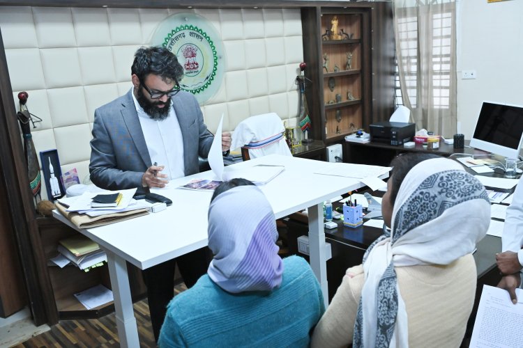 कलेक्टर श्री रोहित व्यास ने जनदर्शन में सुनी आमजन की समस्याएँ