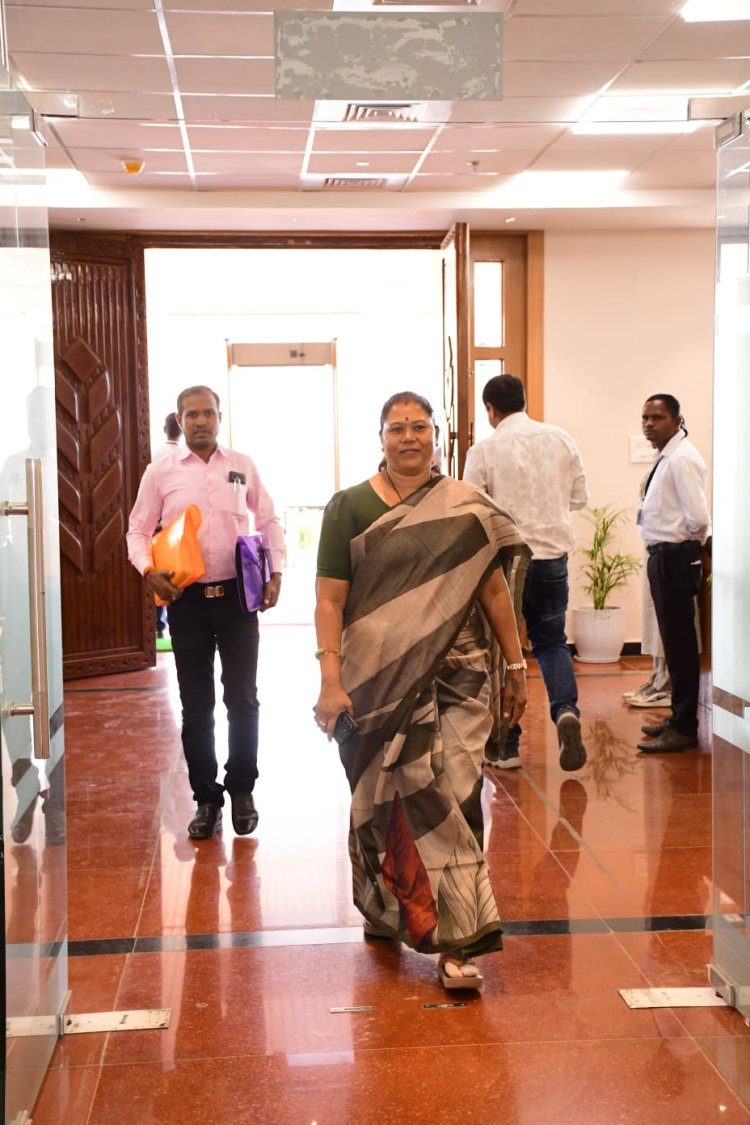 छत्तीसगढ़ विधानसभा के बजट सत्र के दौरान पत्थलगांव विधायक गोमती साय ने क्षेत्र की बुनियादी सुविधाओं और ग्रामीण विकास योजनाओं को लेकर उपमुख्यमंत्री (पंचायत एवं ग्रामीण विकास) विजय शर्मा से किये तीखे सवाल 