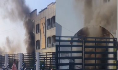 राजधानी के इस होटल में लगी भीषण आग, आसमान में उठे धुएं के गुब्बारे, मचा हड़कंप