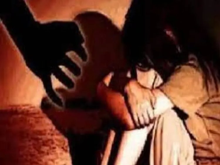 Crime News: कलयुगी शिक्षक ने की छात्रा से अश्लील हरकत, पुलिस ने किया गिरफ्तार