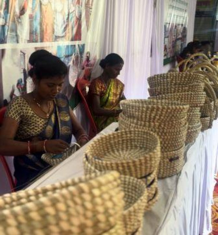 स्व सहायता समूह से जुड़कर कांसाबेल की महिलाओं ने स्वरोजगार की राह अपनाई