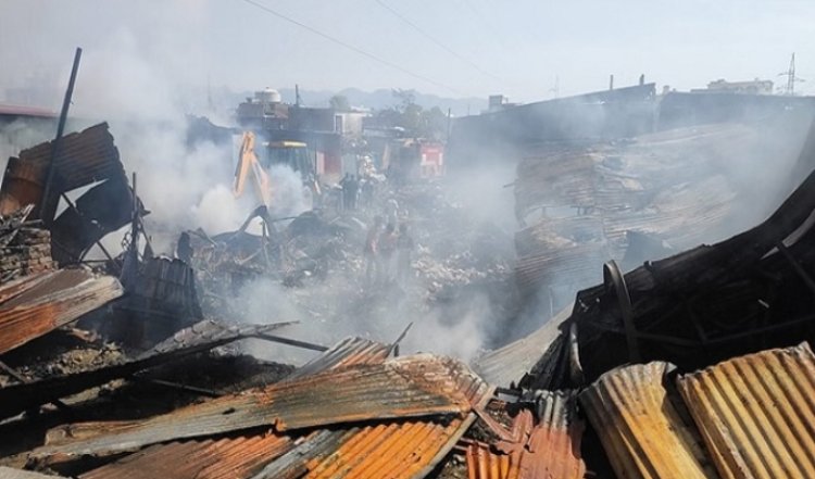 देहरादून में भयानक हादसाः शार्ट सर्किट से लगी आग ! कई दुकानें जली, मौके पर दमकल की 12 गाड़ियां