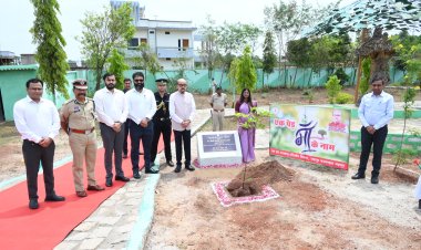 राज्यपाल श्री रमेन डेका ने जशपुर मातृत्व वन में सीता अशोक के पौधे का रोपण किए 