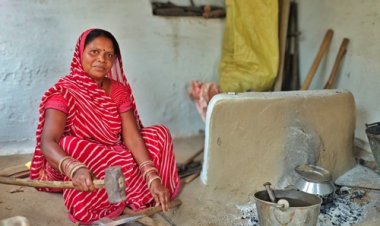 लोहारी कार्य से जुड़ी संतोषी बाई आज आत्मनिर्भरता की मिसाल बनकर उभरी