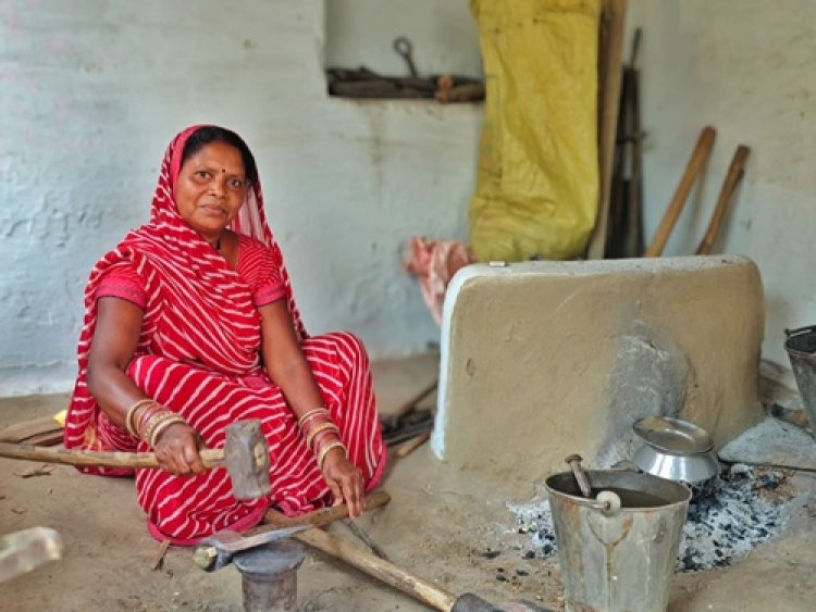 लोहारी कार्य से जुड़ी संतोषी बाई आज आत्मनिर्भरता की मिसाल बनकर उभरी