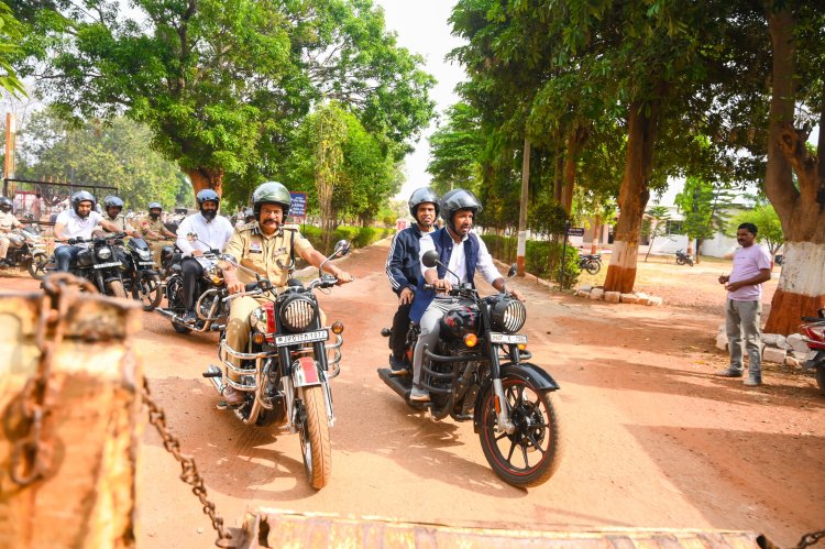 यातायात नियमों के प्रति जागरूक करने, जिला प्रशासन व पुलिस प्रशासन ने निकाली बाइक हेलमेट जागरूकता रैली