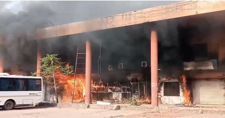BREKING :- राजधानी रायपुर के पंडरी स्थित पुराने बस स्टैंड में लगी भीषण आग, दुकानों में मची अफरा-तफरी