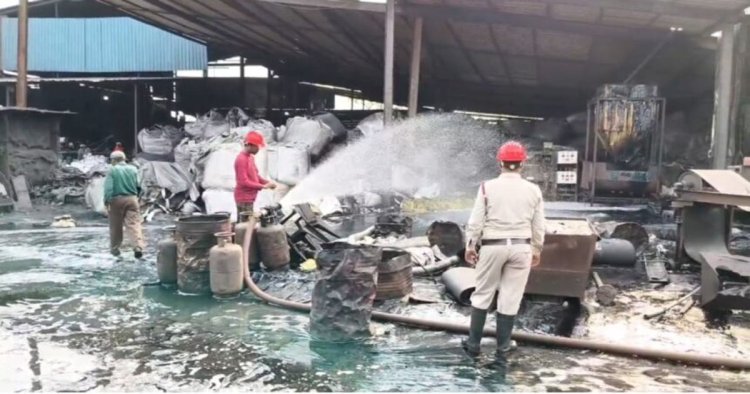 CG : कार्बन फैक्ट्री में केमिकल टैंक फटा, फैला गर्म लावा; बड़ा हादसा टला