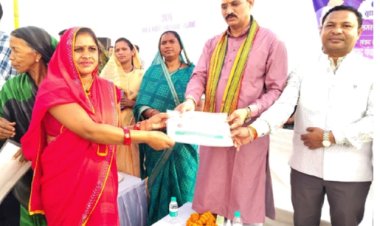 मझौली शिविर में सविता को मौके पर मिला आयुष्मान कार्ड, ग्रामीणों की समस्याओं का हुआ त्वरित निराकरण