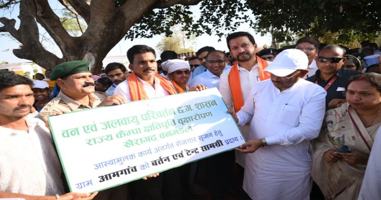 सुशासन तिहार : मुख्यमंत्री साय ने समाज प्रमुख को सौंपा टेंट एवं बर्तन सामग्री, ग्राम आमगांव में बढ़ेगा रोजगार