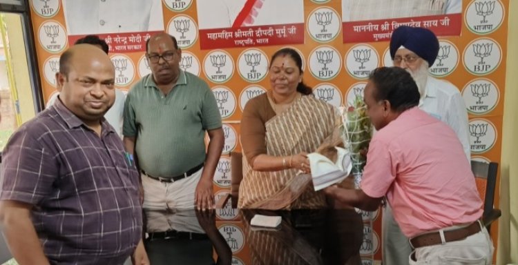 पत्थलगांव विधायक सरगुजा विकास प्राधिकरण उपाध्यक्ष गोमती साय ने  छत्तीसगढ़ में छठवा स्थान प्राप्त करने वाली छात्रा करीना सींग का किया सम्मान 