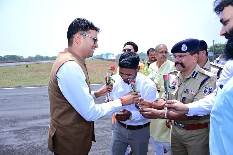 वित्त मंत्री श्री ओपी चौधरी का जशपुर आगडीह हवाई अड्डे में किया गया आत्मीय स्वागत 