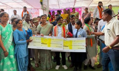 बस्तर की बेटियों ने पेश की सफलता की मिसाल, तेंदूपत्ता संग्राहक परिवारों की रुद्राणी और डालेश्वरी ने बढ़ाई अंचल की शान