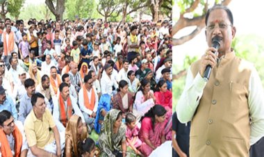 आम की छांव में मुख्यमंत्री की चौपाल : खाट पर बैठे, ग्रामीणों की सुनी बात, मौके पर दिए समाधान