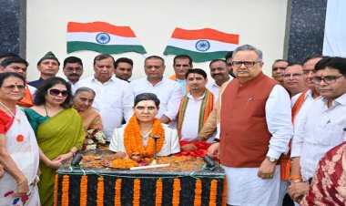 विधानसभा अध्यक्ष डॉ. रमन सिंह ने किया छत्तीसगढ़ महतारी और शहीद खोण्डे की प्रतिमा का अनावरण….