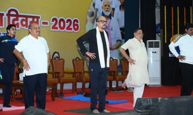 योग को जीवनशैली में शामिल करें - राज्यपाल डेका