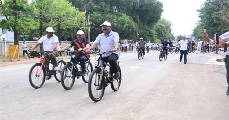 उप मुख्यमंत्री साव ने सायकल चलाकर फिट रहने और पर्यावरण संरक्षण का दिया संदेश