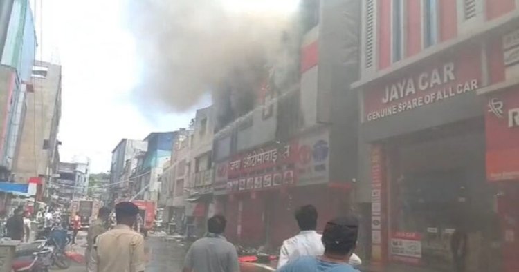 राजधानी के MG रोड स्थित जय ऑटोमोबाइल में लगी भीषण आग, मौके पर मची अफरा-तफरी