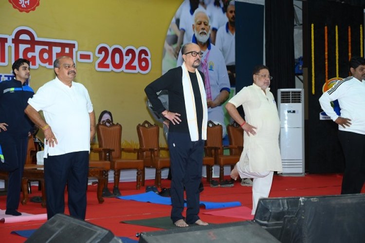 योग को जीवनशैली में शामिल करें - राज्यपाल डेका