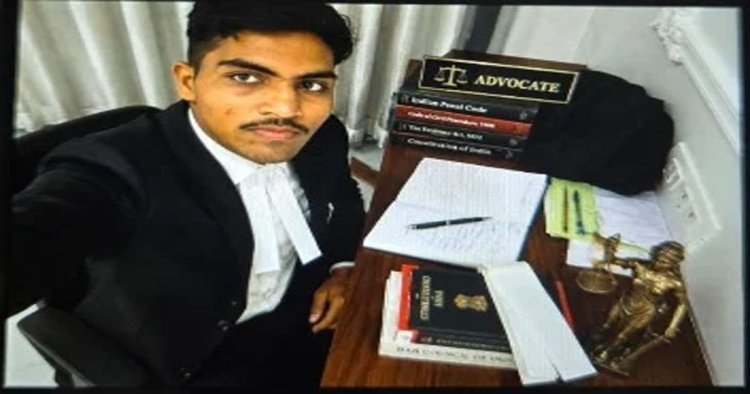 CG - काला कोट पहनकर कोर्ट में घूम रहा था फर्जी वकील, ऐसे हुआ खुलासा, कई आधार कार्ड, आईडी जब्त…..