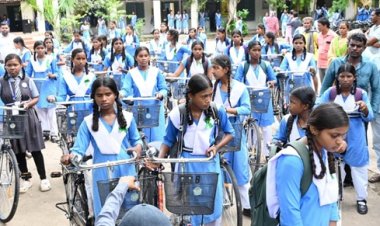 सुशासन का पहिया: सरस्वती सायकल योजना से संवर रहा छत्तीसगढ़ की बेटियों का भविष्य
