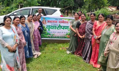 अखिल भारतीय अग्रवाल सम्मेलन (जशपुर इकाई), अग्रवाल सभा पत्थलगांव एवं अग्रवाल महिला मंडल पत्थलगांव के संयुक्त तत्वावधान में शनिवार को ग्राम पंचायत पालीडीह में व्यापक वृक्षारोपण कार्यक्रम आयोजित किया गया