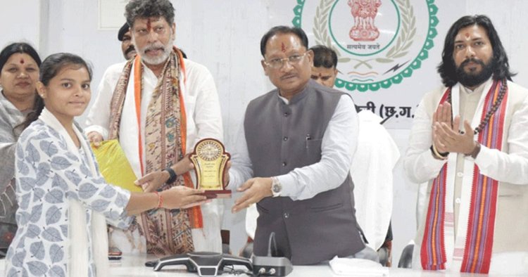 मुख्यमंत्री विष्णुदेव साय ने मेधावी विद्यार्थियों का किया सम्मान