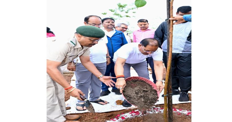 मुख्यमंत्री विष्णु देव साय ने एक पेड़ माँ के नाम अभियान के तहत किया पौधारोपण