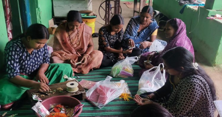 रक्षाबंधन पर बिखरेगा हरियाली का संदेश: रायगढ़ में स्व-सहायता समूह की दीदियों ने तैयार कीं अनोखी बीज राखियां
