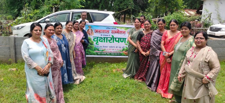 अखिल भारतीय अग्रवाल सम्मेलन (जशपुर इकाई), अग्रवाल सभा पत्थलगांव एवं अग्रवाल महिला मंडल पत्थलगांव के संयुक्त तत्वावधान में शनिवार को ग्राम पंचायत पालीडीह में व्यापक वृक्षारोपण कार्यक्रम आयोजित किया गया