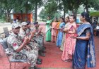 चौगेल पुनर्वास केंद्र में आत्मसमर्पित माओवादियों ने डी आर जी जवानों को बांधी राखी, कहा: अब बंदूक नहीं, हुनर से संवारेंगे भविष्य