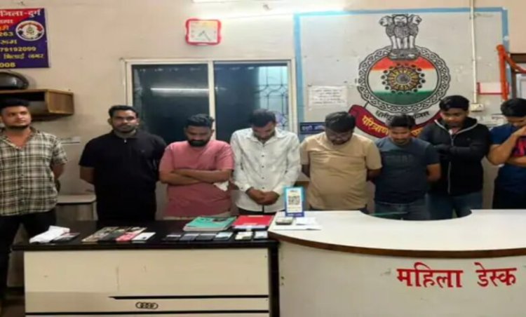 स्पा सेंटर की आड़ में चल रहा था देह व्यापार: मैनेजर और महिला दलाल समेत 9 आरोपी पकड़े गए; 4 लाख के 19 मोबाइल और 1900 रुपए जब्त