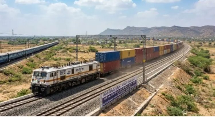 पश्चिमी DFC पर पहली डबल-स्टैक लॉन्ग-हॉल कंटेनर ट्रेन का सफल संचालन