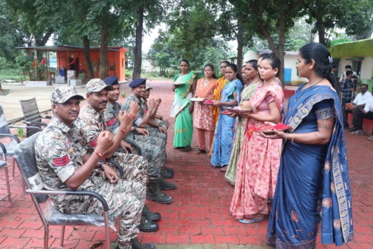 चौगेल पुनर्वास केंद्र में आत्मसमर्पित माओवादियों ने डी आर जी जवानों को बांधी राखी, कहा: अब बंदूक नहीं, हुनर से संवारेंगे भविष्य