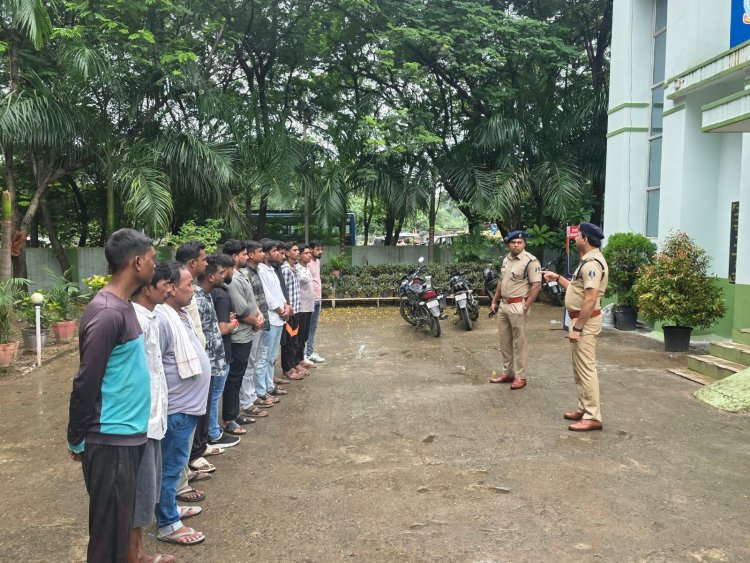 गुंडा एवं निगरानी बदमाशों को थाने बुलाकर दी कड़ी चेतावनी, पुलिस की पैनी नजर; अपराध किया तो होगी कठोर प्रतिबंधात्मक कार्रवाई